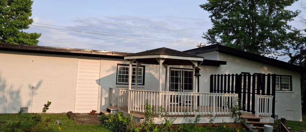 Gazebo and deck - 805 N 1st Ave
