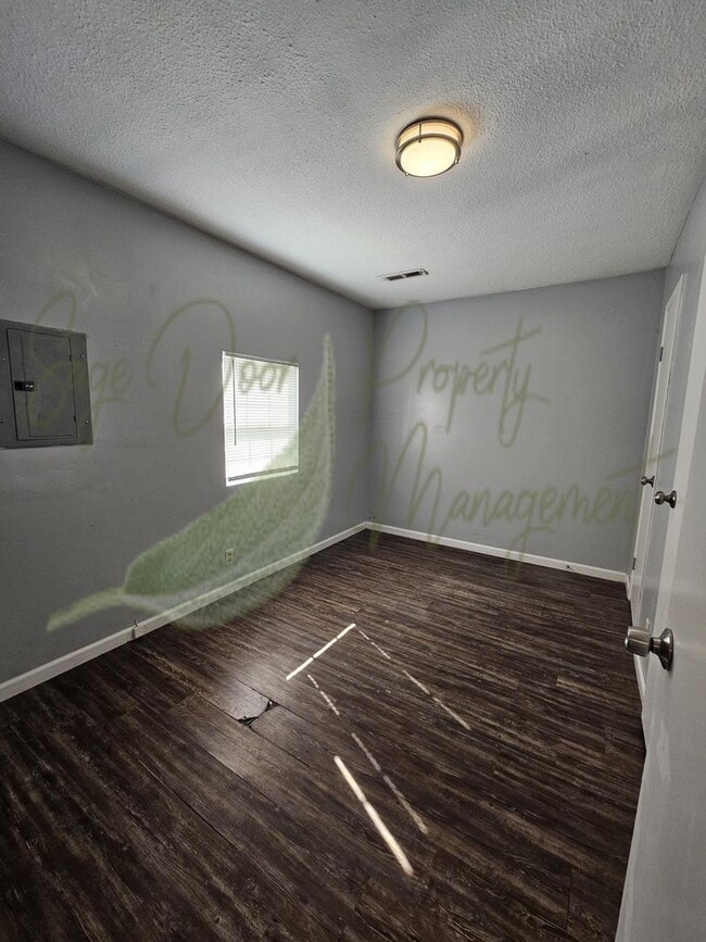 Building Photo - 119 NE State Hwy E