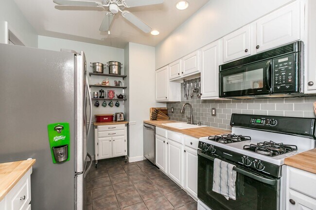 Building Photo - Amazing 3 bed 2 bath with a roof top deck ...