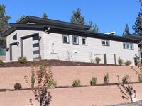 Building Photo - 3 Bedroom / 2 Bathroom Home in SE Bend