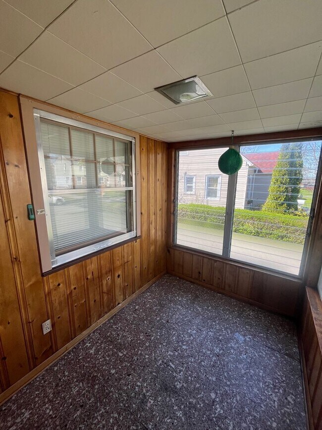 Building Photo - 3 Bedroom Home with In-Law Suite Available Near Rochester General