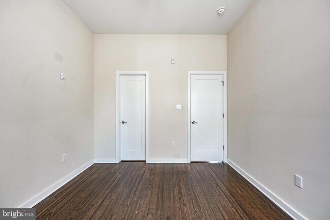 Building Photo - 1247 E Columbia Ave