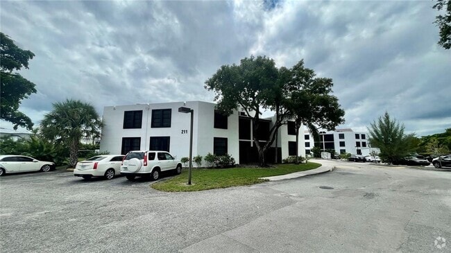 Building Photo - 215 Lake Pointe Dr