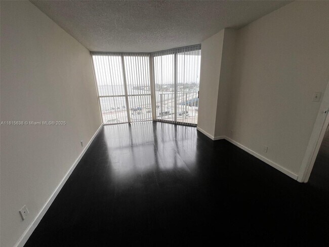 Building Photo - 7601 E Treasure Dr