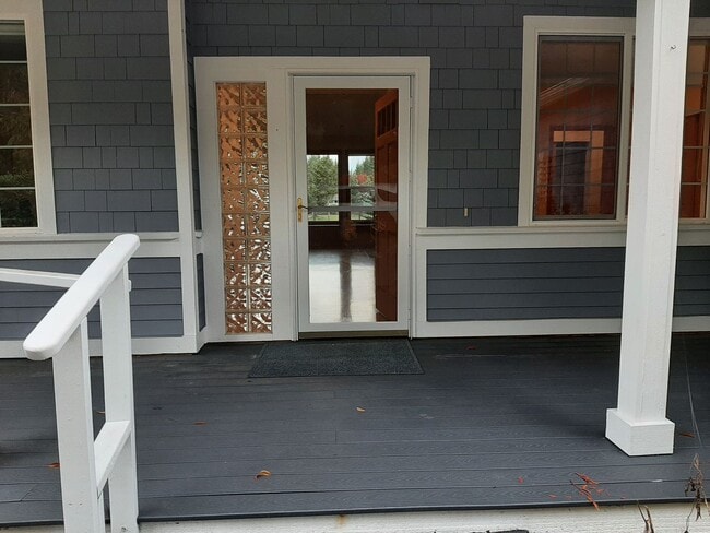 Building Photo - Golf course views, 3 bed 2 bath rambler!