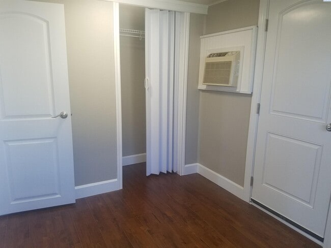 Building Photo - 905 Winslow Ave