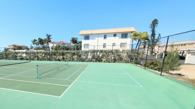 Building Photo - Seasonal/short term 2/2 condo rental with full water view on Longboat Key.