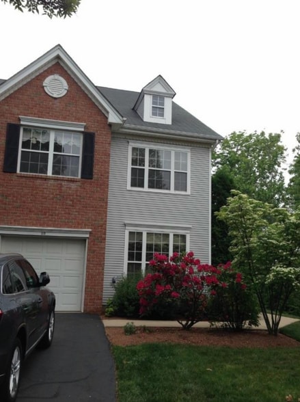 Building Photo - 10 Hopkinson Ct