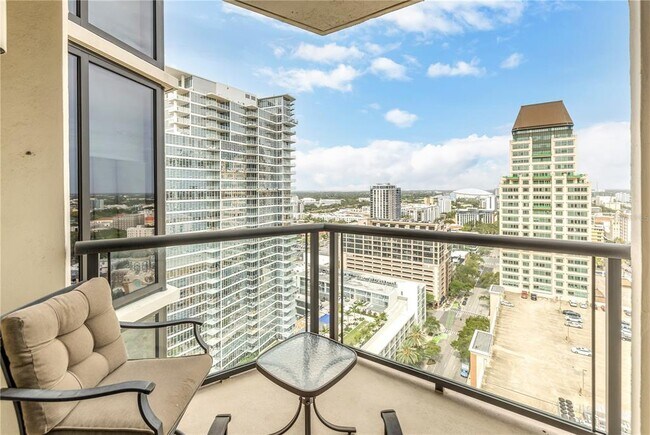 Building Photo - 1 Beach Dr SE