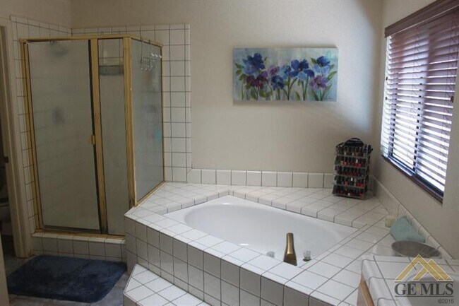 Building Photo - Spacious 4 Bed | 2 Bath in The Oaks Commun...