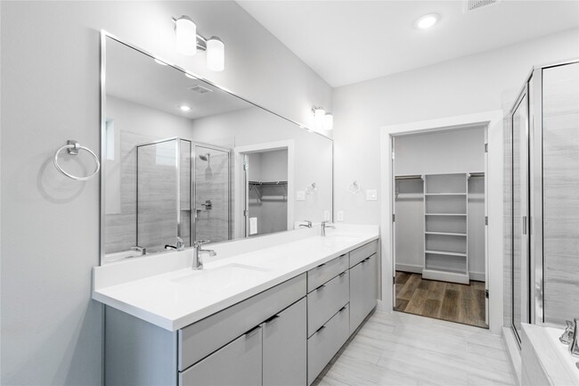 Building Photo - 1250 N Post Oak Rd