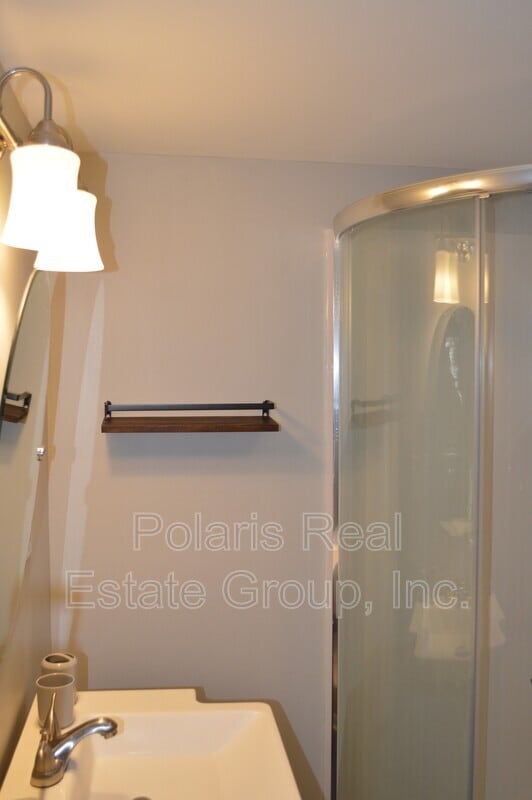 Building Photo - 6057 Rosslyn Ave