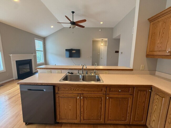 Building Photo - 4 Bedroom, 3 Bath Duplex in CrossKeys!