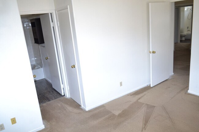 Building Photo - COZY 2 BEDROOM AND 2 FULL BATH CONDO IN SP...