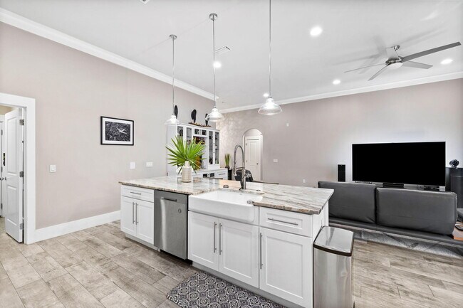Building Photo - 518 Sibert Ave