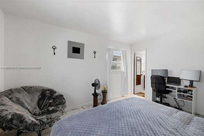 Building Photo - 4043 NW 16th St