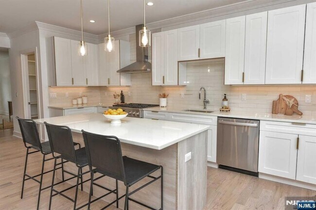 Building Photo - 120 Collignon Way