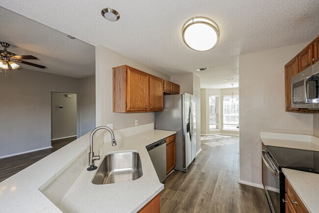 Building Photo - 1041 Glencrest Dr