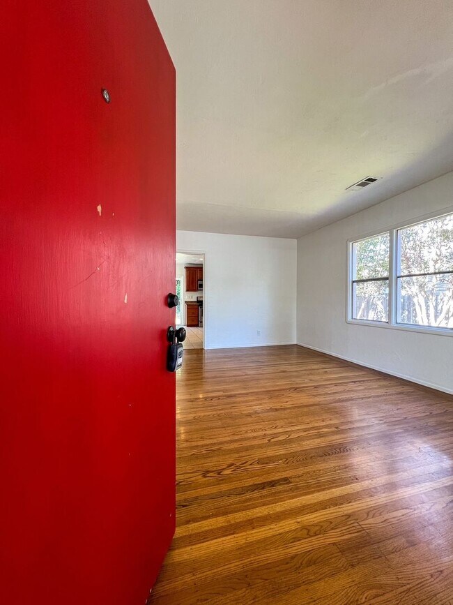 Building Photo - 165 Gesford St