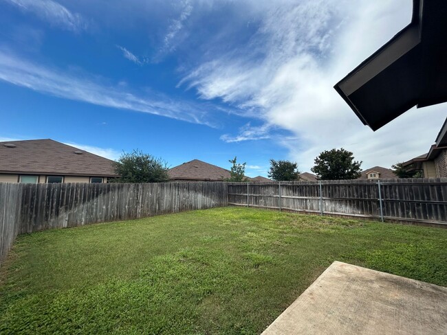 Building Photo - 3/2/2  in Creekside Crossing / Fenced in Yard / Wings to Hide Trash Cans / Interior Washer & Drye...