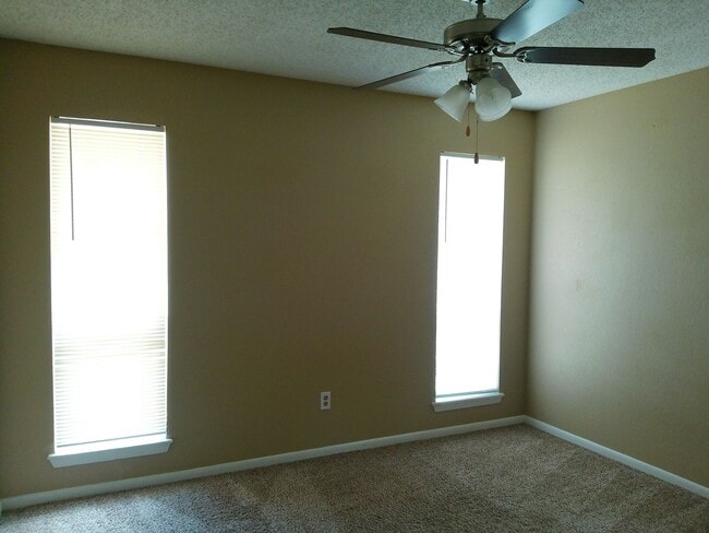 Building Photo - 862 Siskin Cir