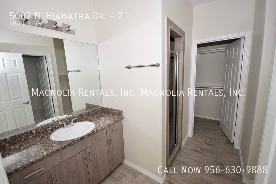 Building Photo - 5002 N Hiawatha Dr
