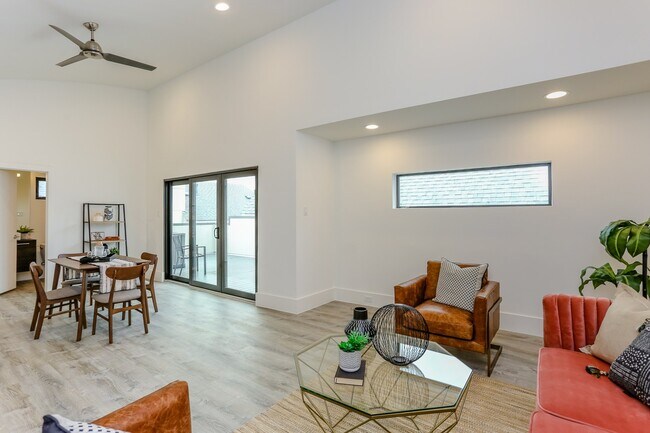 Building Photo - 3404 Saltus St