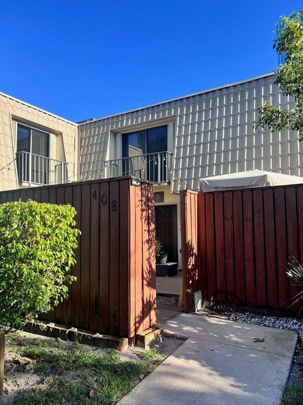 Building Photo - 1700 Embassy Dr