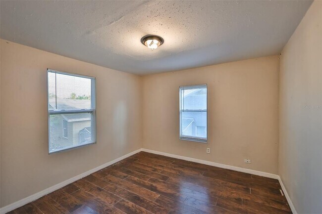 Building Photo - 1105 E 28th Ave