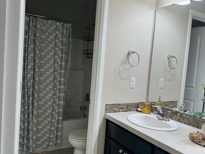 Building Photo - 4132 Cameron Dr NE