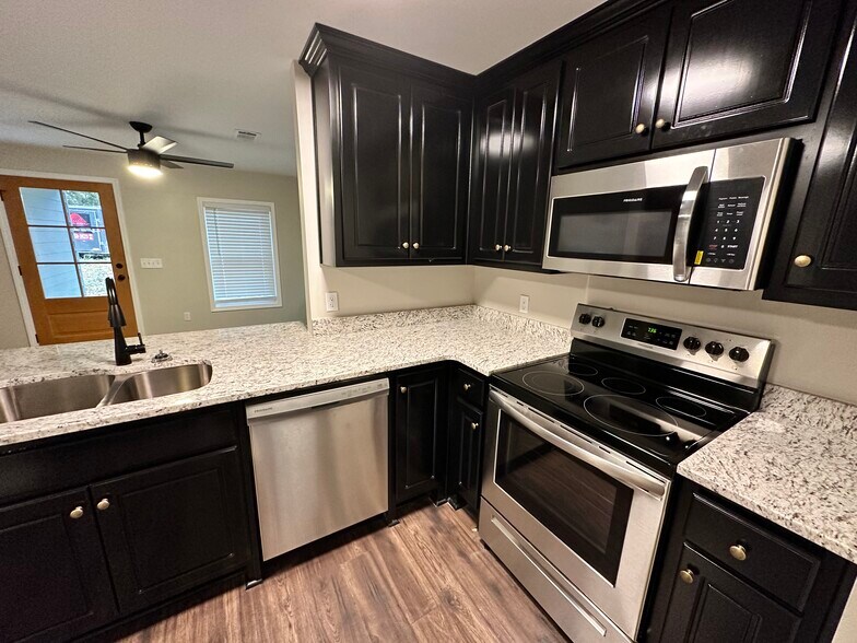 Building Photo - 406 Phillips Ave