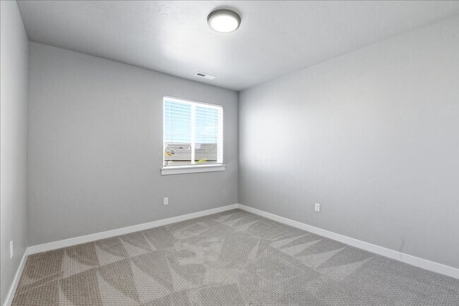 Building Photo - 5 Bedroom, 2.5 Bathroom home located in Southeast Boise