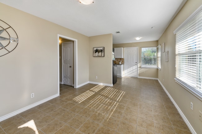 Primary Photo - 115 Arbor St