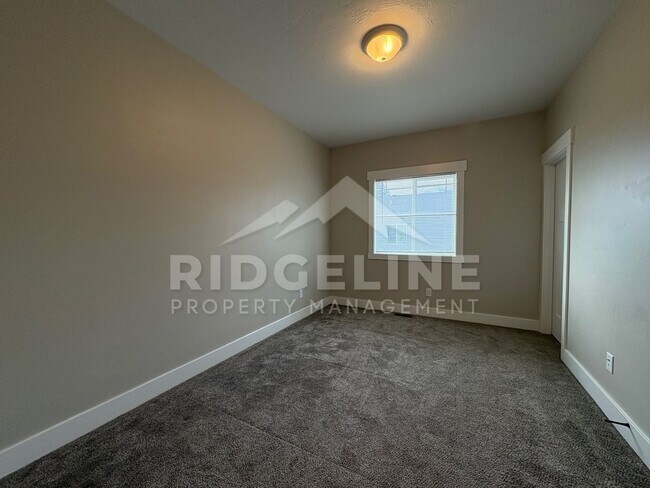 Building Photo - 664 S Saturn Ave