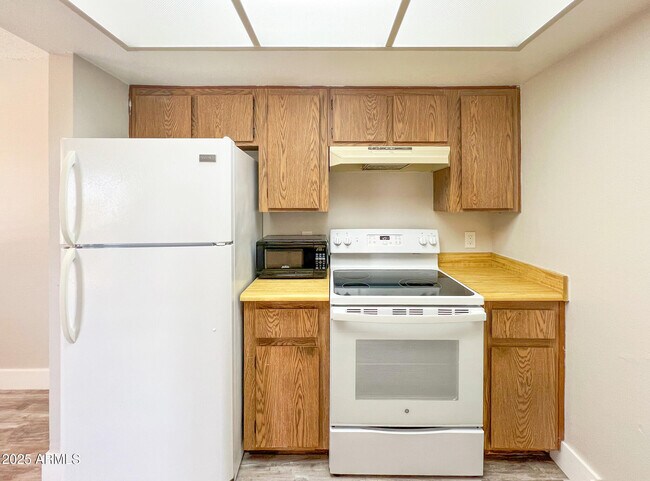 Building Photo - 616 S Hardy Dr