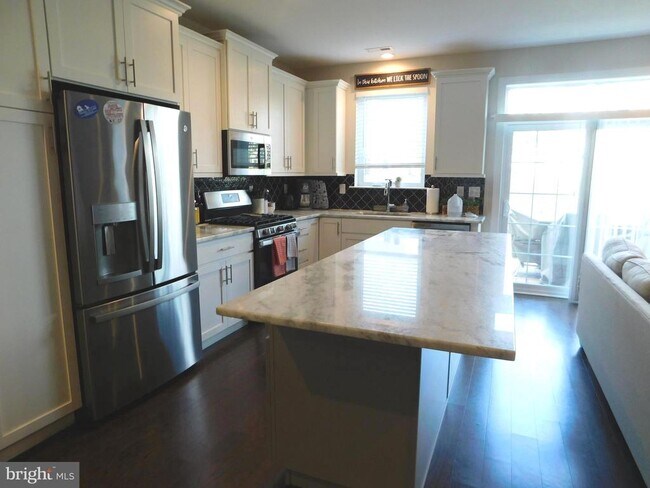 Building Photo - 16740 River View Cir