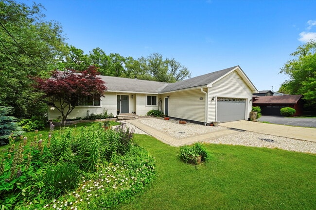 Building Photo - 4-Bed / 2-Bath Nicely Updated Home