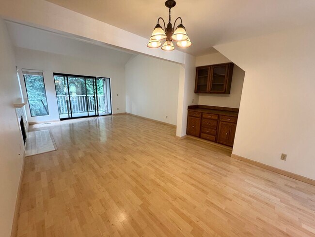Building Photo - Spacious condo with 2 parking spaces included