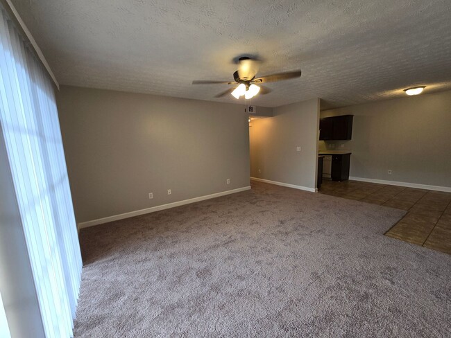 Building Photo - Available IMMEDIATELY!! Updated, 2 Bedroom...