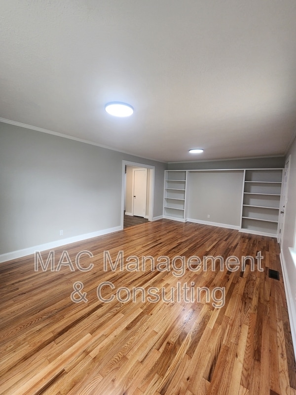 Building Photo - 1067 Crescent Dr