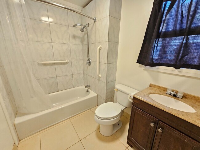 Building Photo - Studio apartment