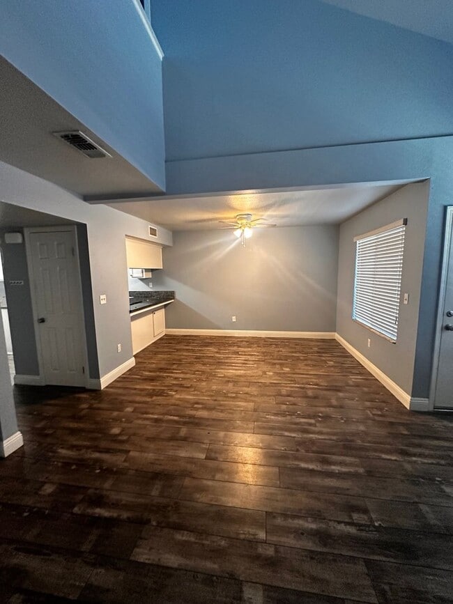 Building Photo - 3 Bedroom 1.5 Bathroom Condominium For Rent