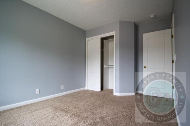 Building Photo - Beautiful 3Bd/2Ba Split entry in Omaha!