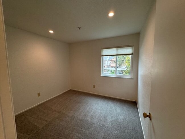 Building Photo - Beautiful 3 Bedroom, 2 Bathroom Upstairs C...