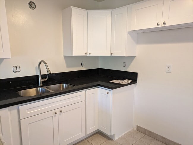 Building Photo - NEWLY REMODELED!!!!!One bedroom One Bath Unit