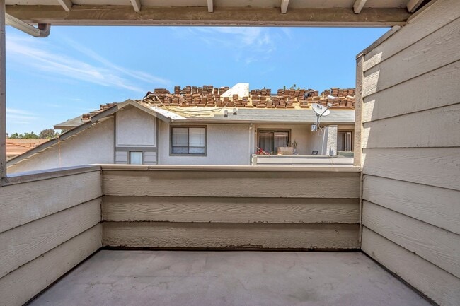 Building Photo - Thousand Oaks- Three Bedroom Condo