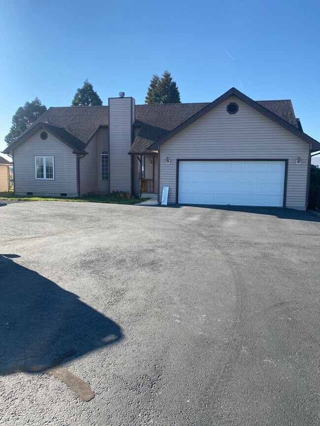 Building Photo - 3 bed 2.5 bath