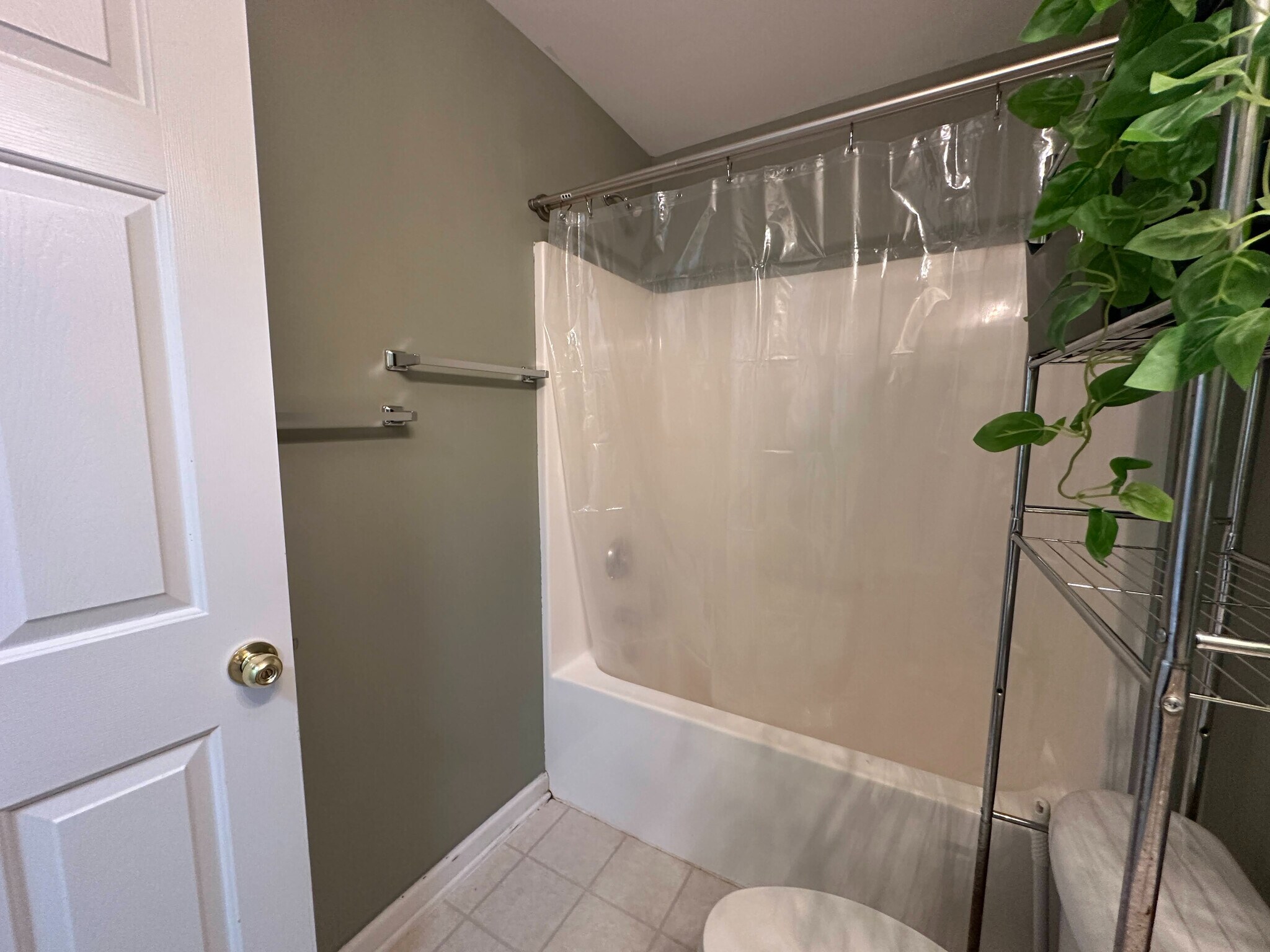 Building Photo - Room in House on Sunburst Ln