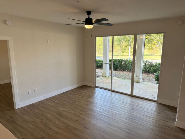 Building Photo - Fully Updated Ground floor 2/2 Condo with ...