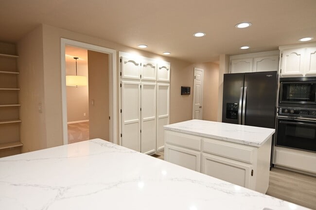 Building Photo - Tranquil / Updated Townhome in Gated in Vi...